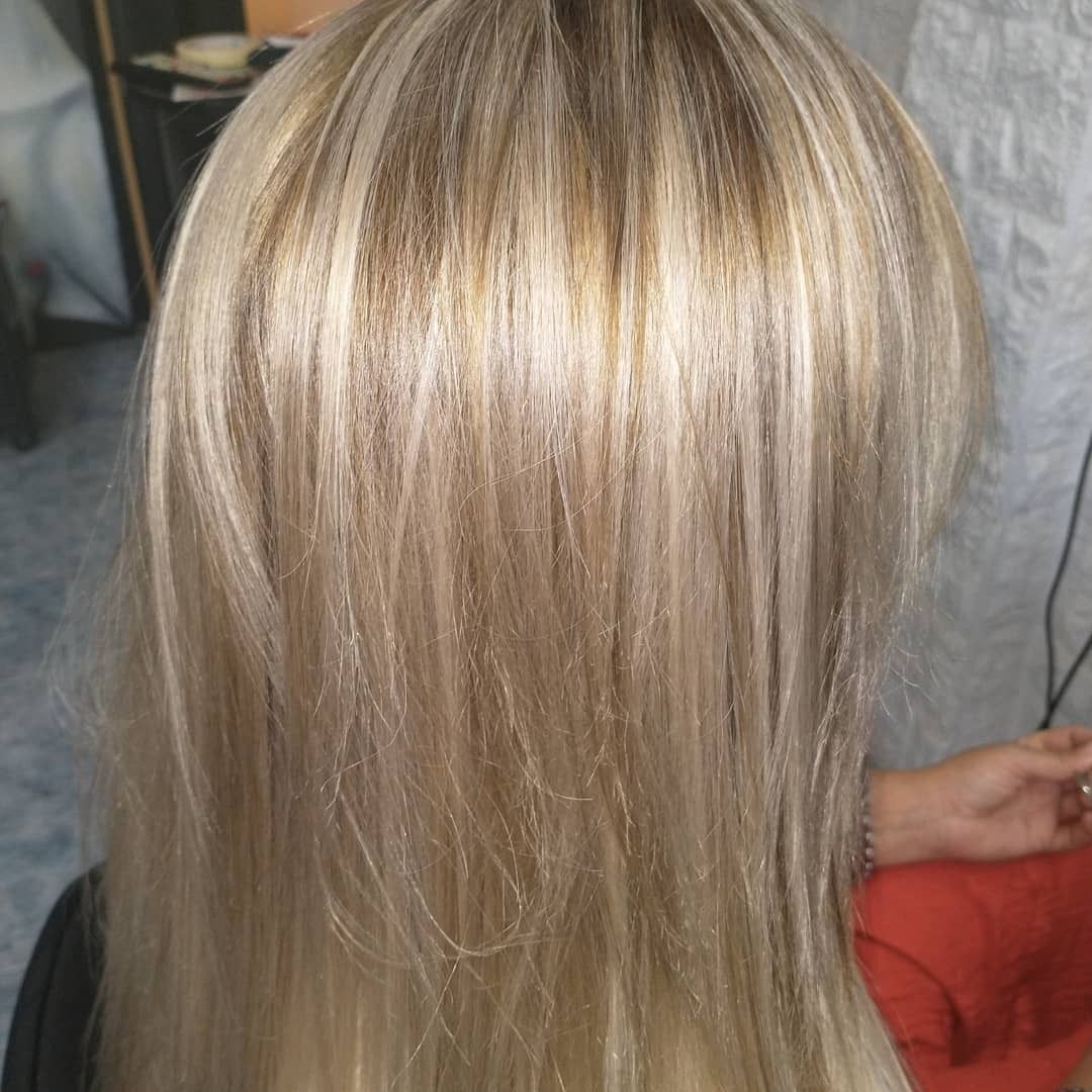 Primer plano de una melena rubia con textura ondulada horizontal, peinada de forma lisa y uniforme.