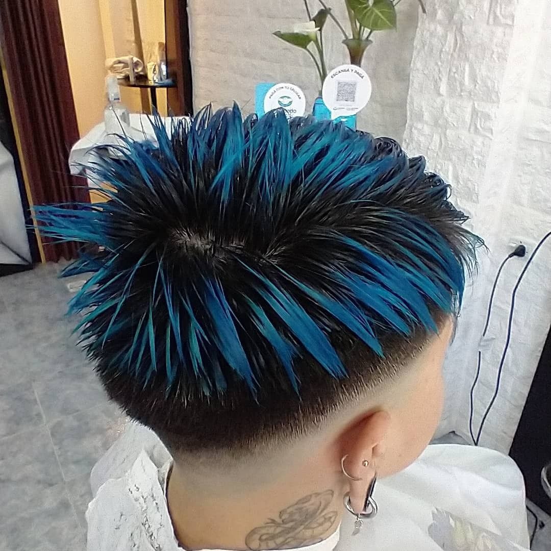 Un corte de pelo corto y puntiagudo con puntas de un azul vibrante sobre una base oscura