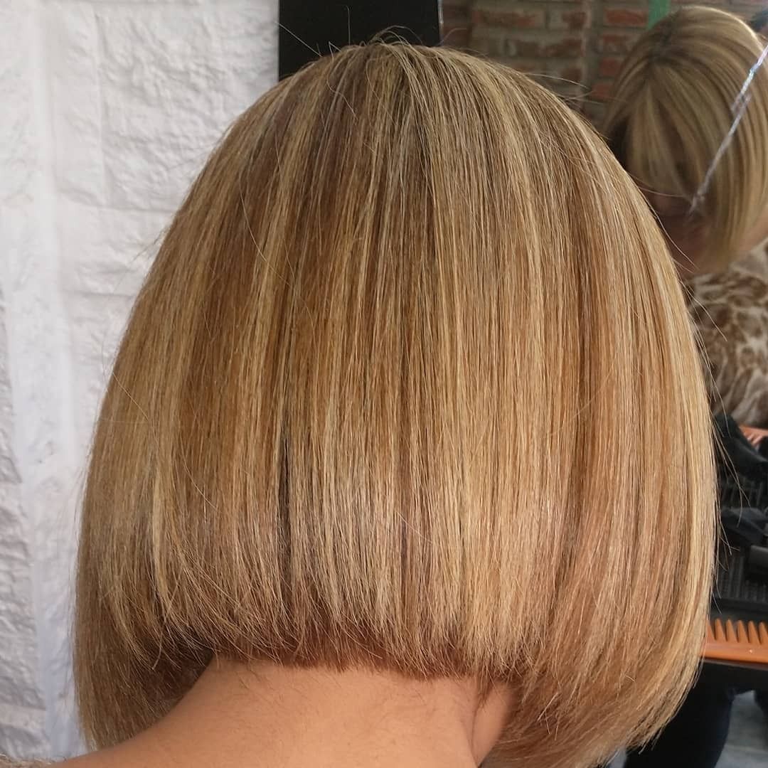 Una persona con un peinado bob recto, rubio, a la altura de la barbilla y con textura ondulada.