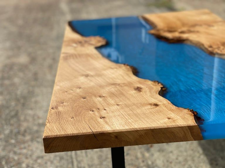 Close look Oak river table