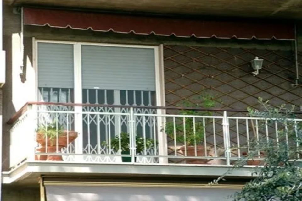 Balcone con zanzariere a Firenze