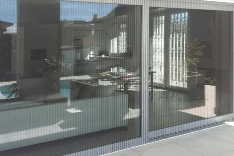 Vetrata scorrevole con zanzariere a Firenze