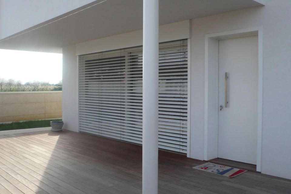 Terrazzo e finestra con veneziane