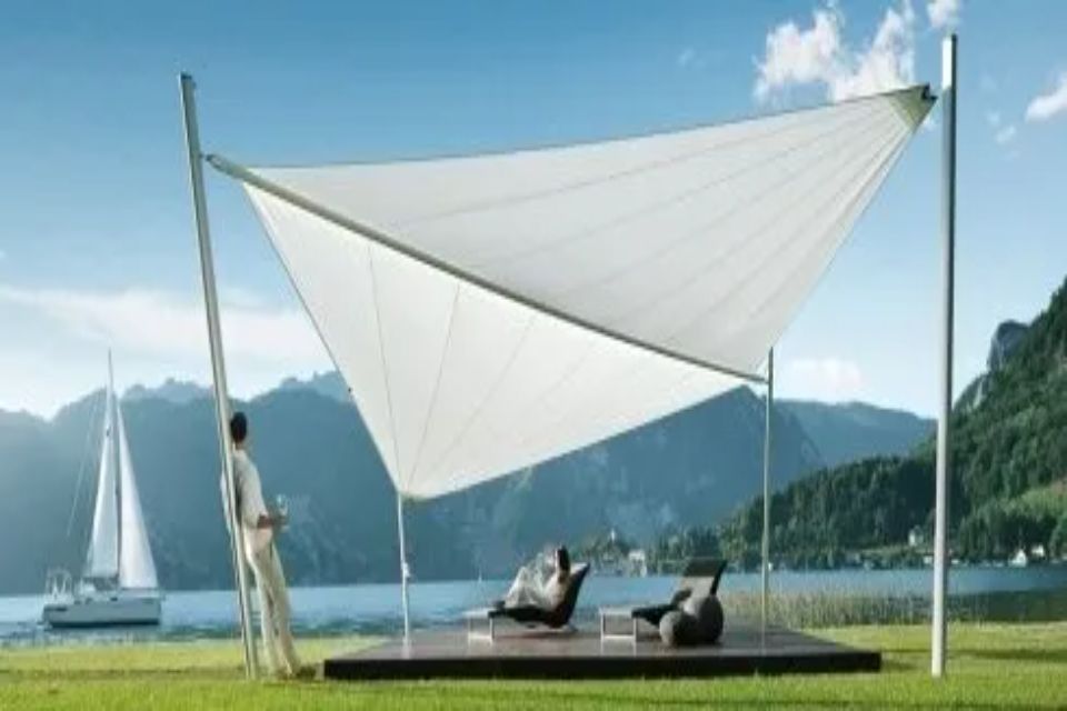 Tenda a vela al lago