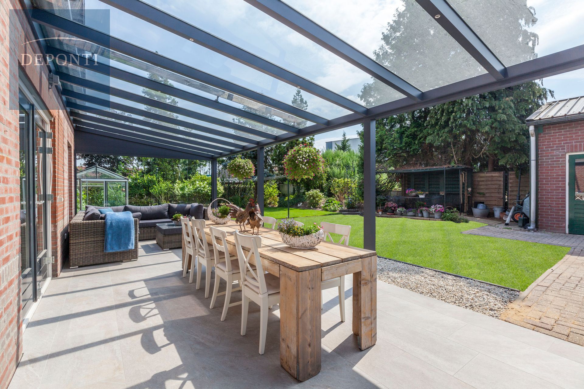 Deponti aluminium veranda and a table and chairs under the canopy