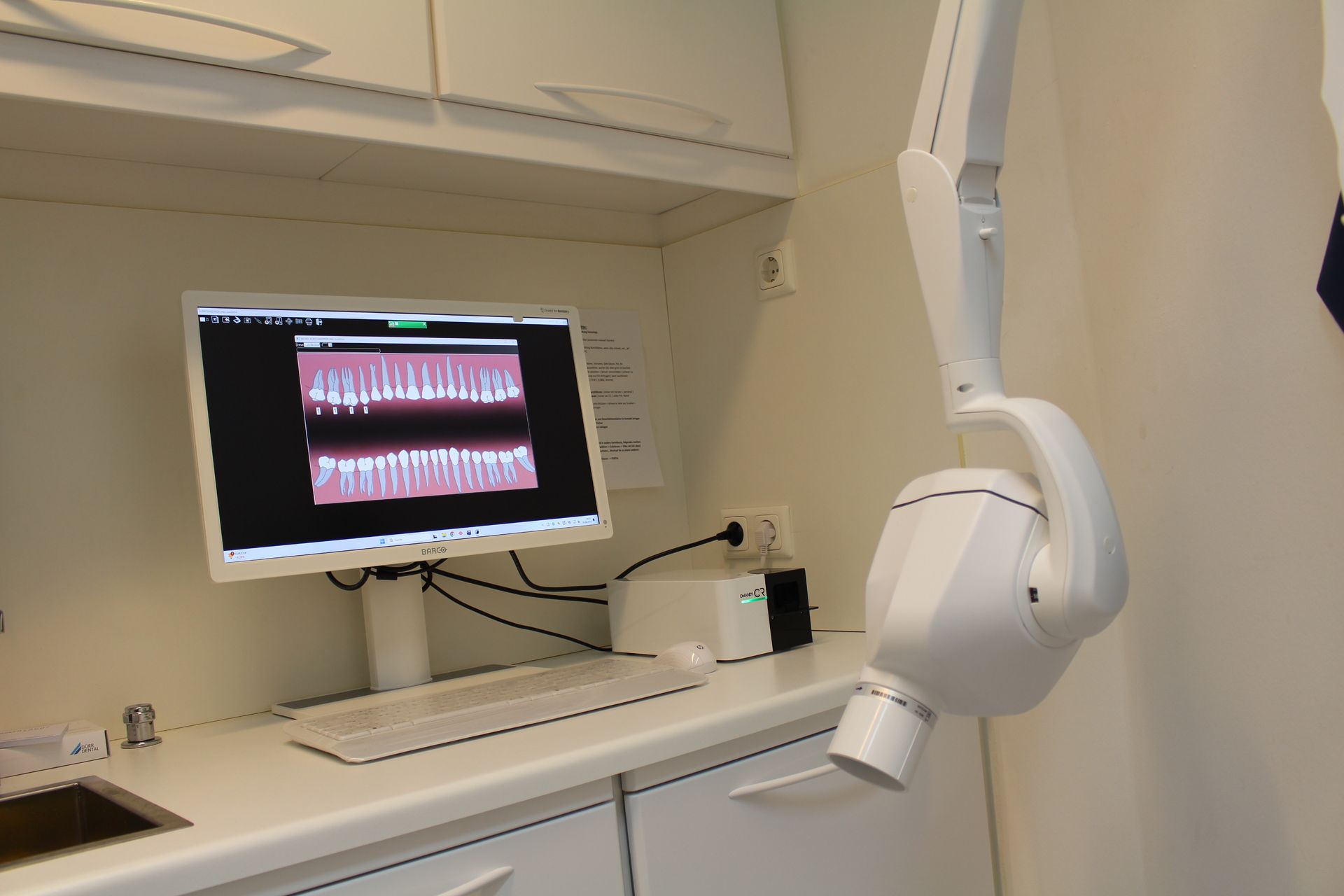 Ein Röntgengerät mit einem Bild von Zähnen darauf