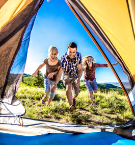 Vista aérea de Areado, Minas Gerais, com uma igreja ao fundo