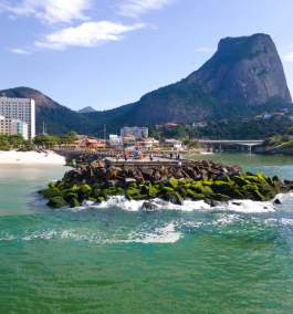Vista aérea de Areado, Minas Gerais, com uma igreja ao fundo