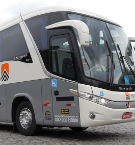 Vista aérea de Areado, Minas Gerais, com uma igreja ao fundo