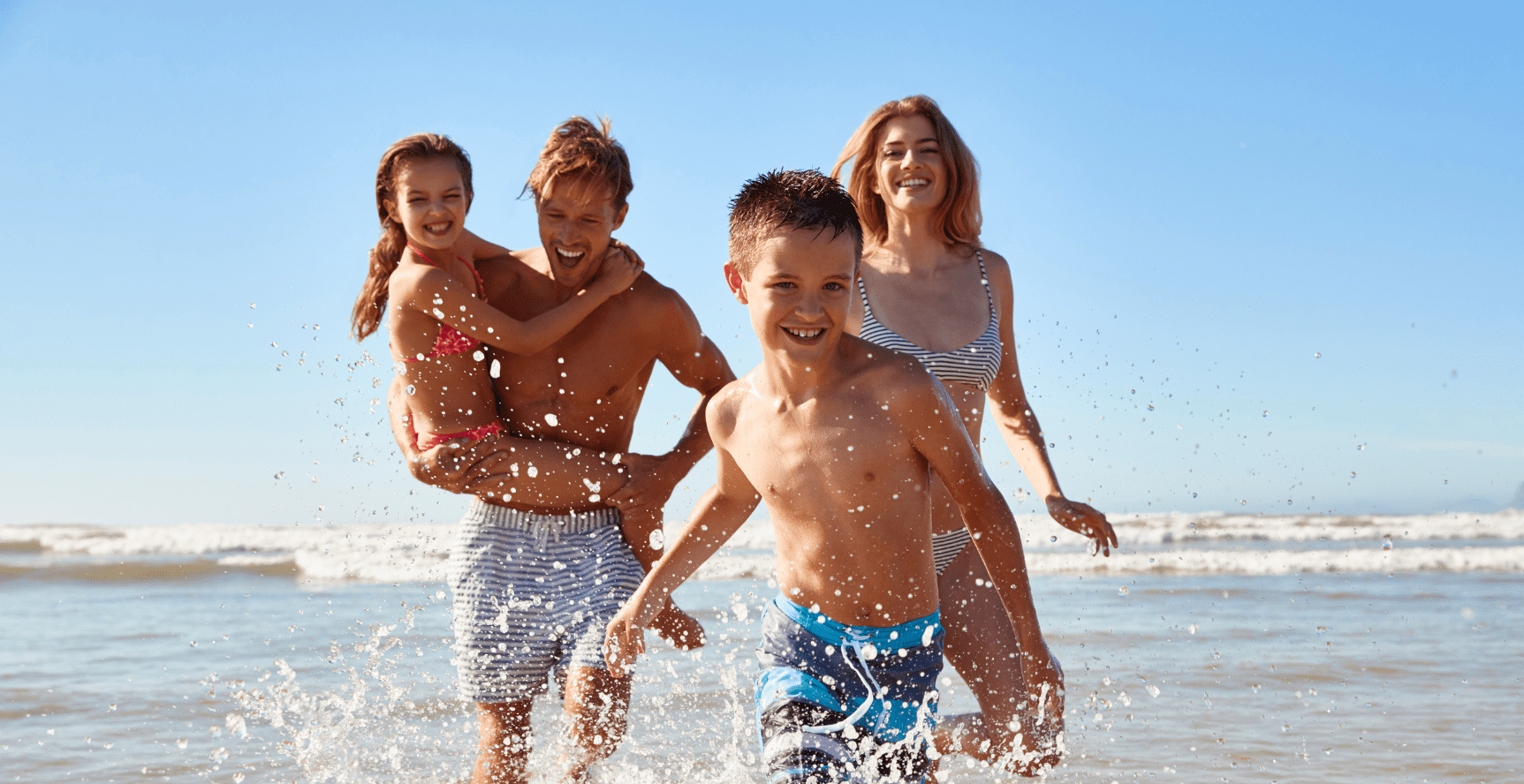 Vista aérea de Areado, Minas Gerais, com uma igreja ao fundo