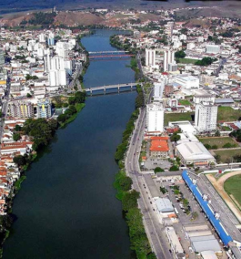 Vista aérea de Areado, Minas Gerais, com uma igreja ao fundo