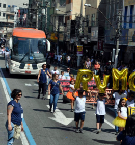Vista aérea de Areado, Minas Gerais, com uma igreja ao fundo