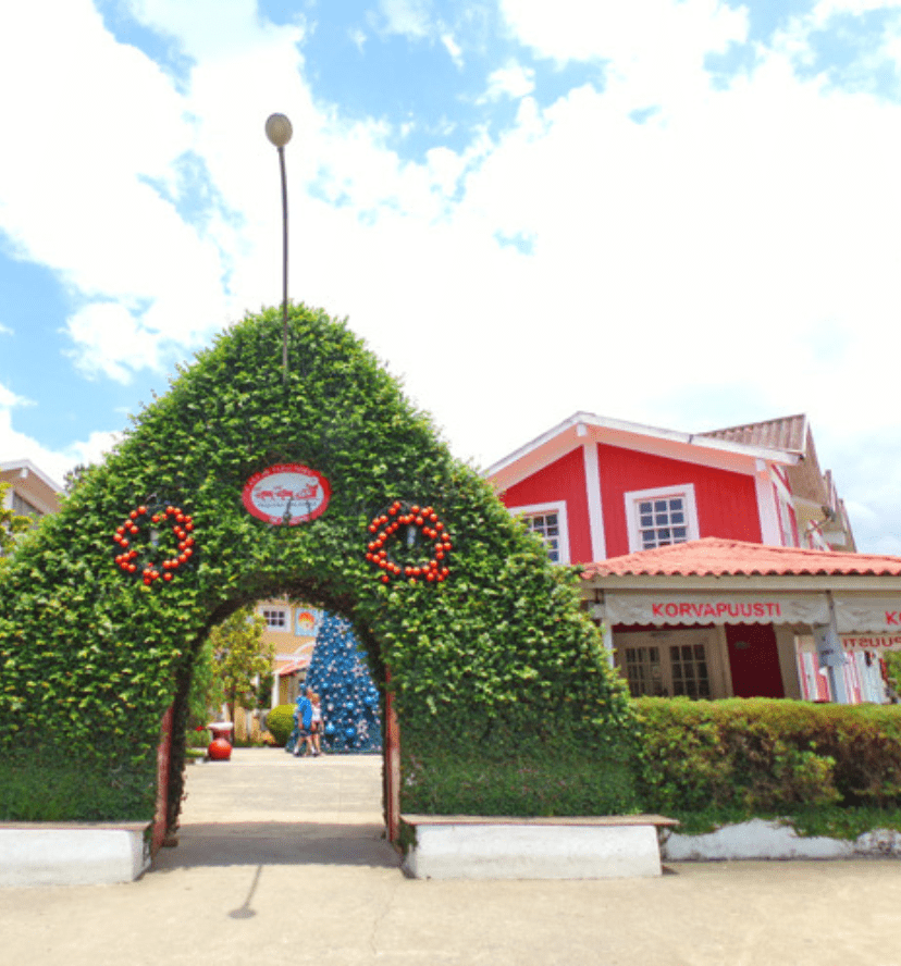 Vista aérea de Areado, Minas Gerais, com uma igreja ao fundo