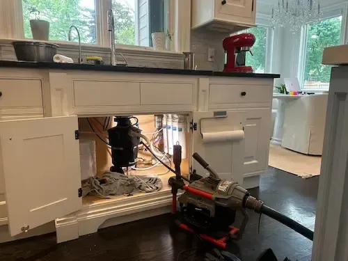 Emergency plumber Oakville - 17 Plumbing team unclogging drains