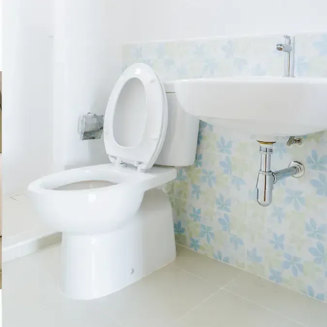 17 Plumbing – New toilet installation in Oakville bathroom with floor-mounted toilet and sink