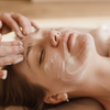 Donna che riceve un massaggio alla schiena da una massaggiatrice in una spa.