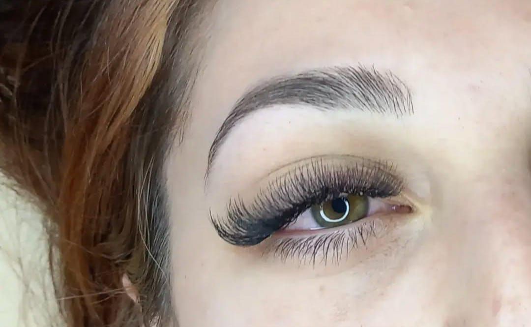 Donna sottoposta a lifting facciale. Crema applicata sul viso, estetista che utilizza strumenti.