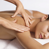 Persona che si sottopone a un trattamento cosmetico della pelle sul ginocchio con un dispositivo specializzato, mani guantate.