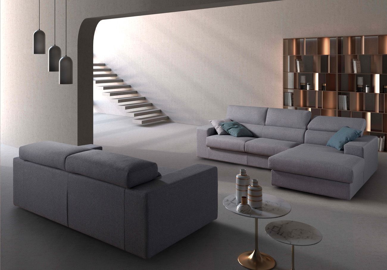 Un soggiorno con un divano e scale sullo sfondo