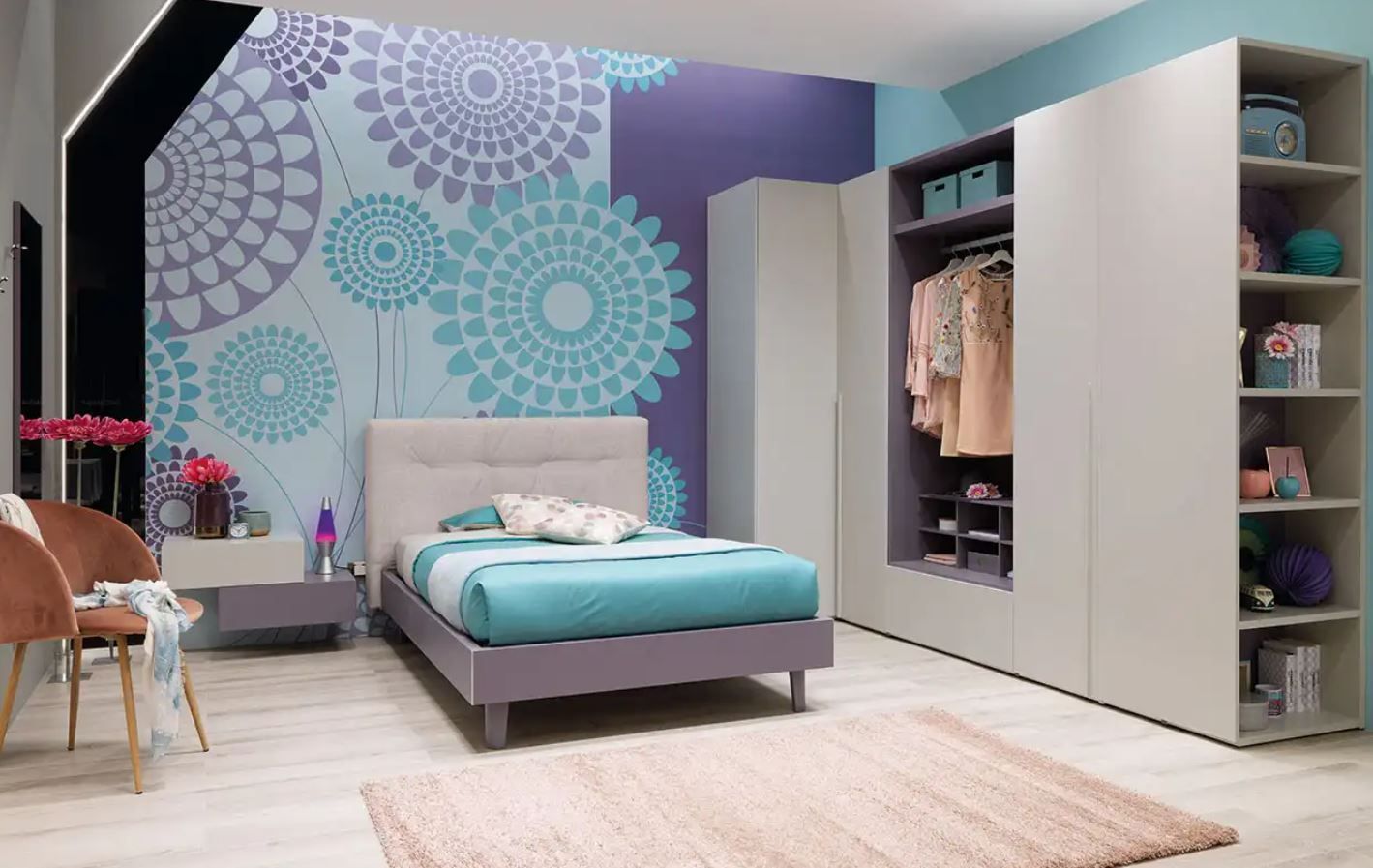 Una camera da letto con una cassettiera e due specchi