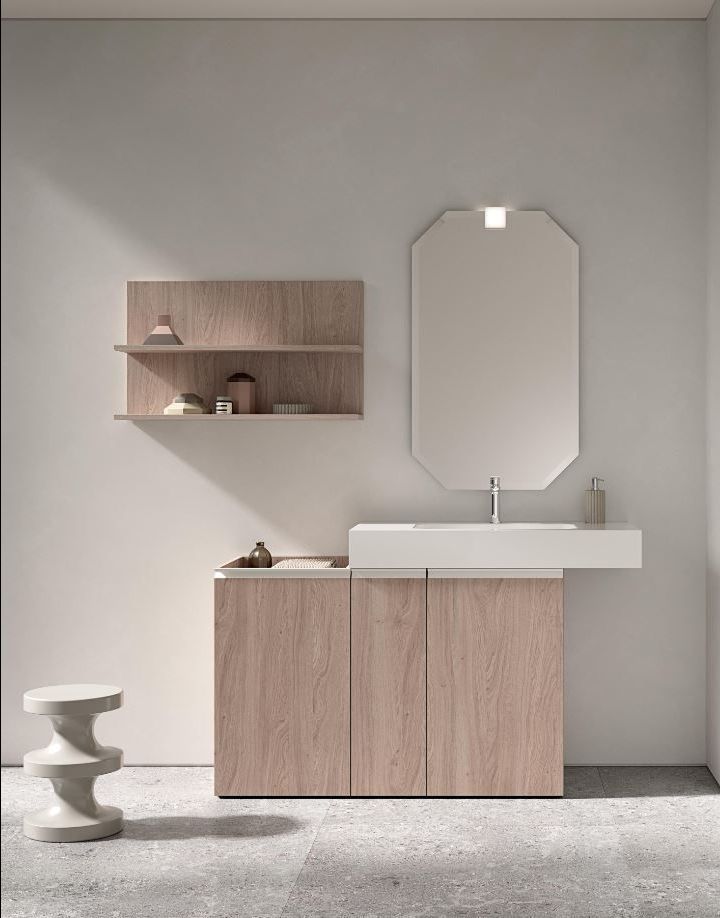 Un bagno con lavandino, specchio e mobili in legno.