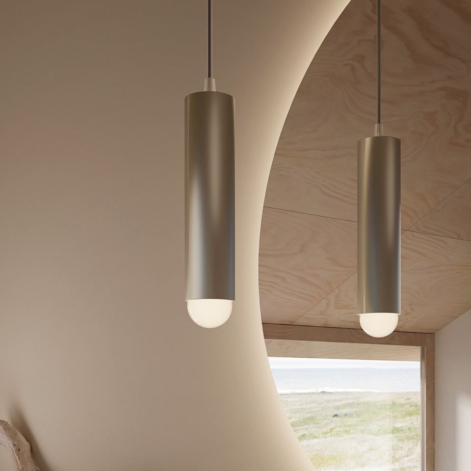 Due lampade a sospensione sono appese al soffitto davanti a uno specchio.