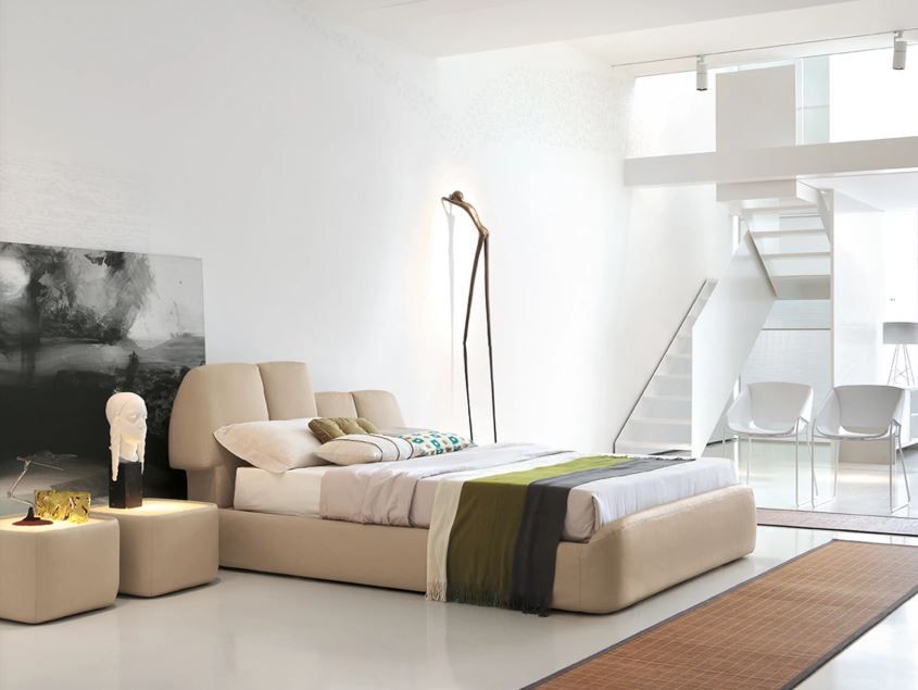 Una camera da letto con un letto grande e due comodini