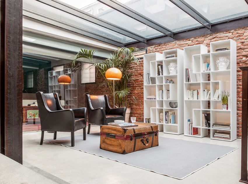 Un soggiorno con due sedie, un tavolino e un baule.