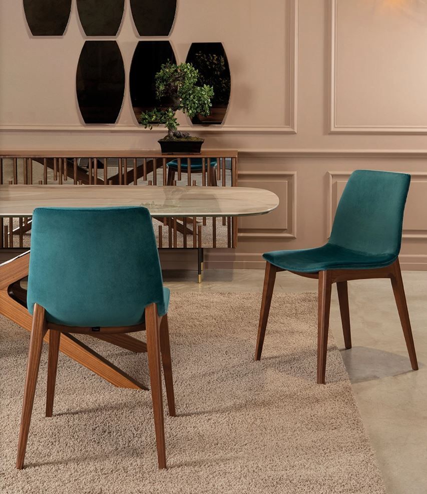 Due sedie sono appoggiate davanti a un tavolo in un soggiorno