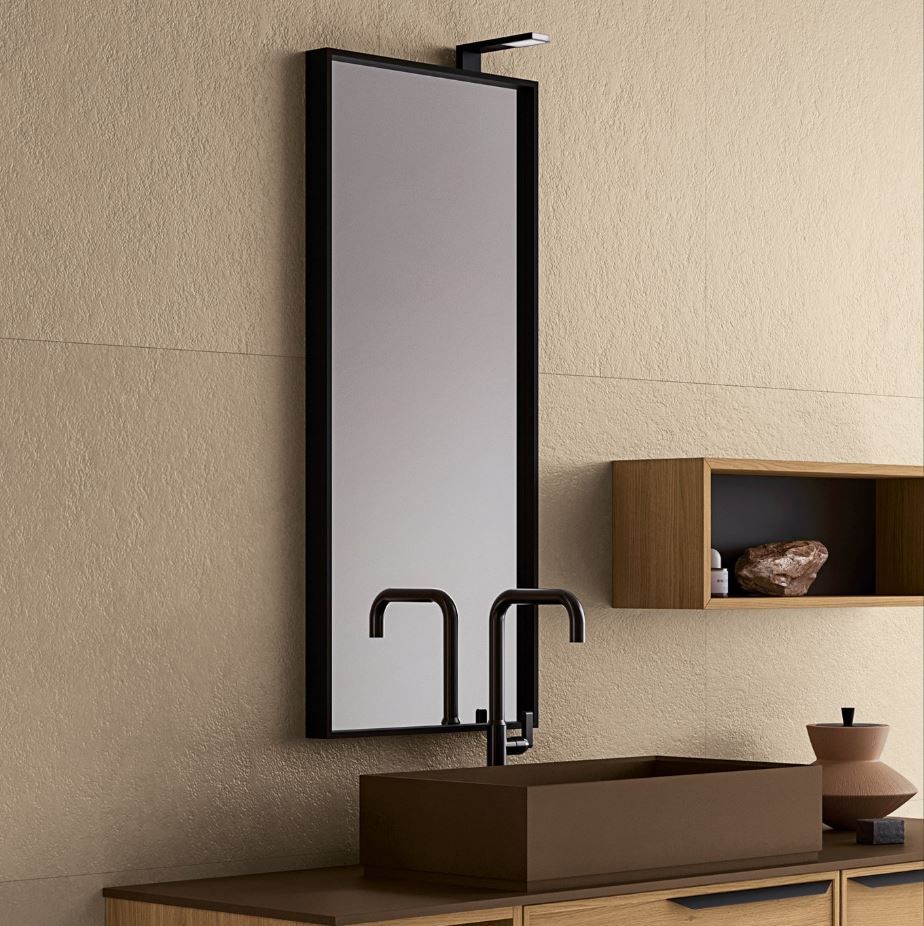 Un bagno con un lavandino uno specchio e una mensola