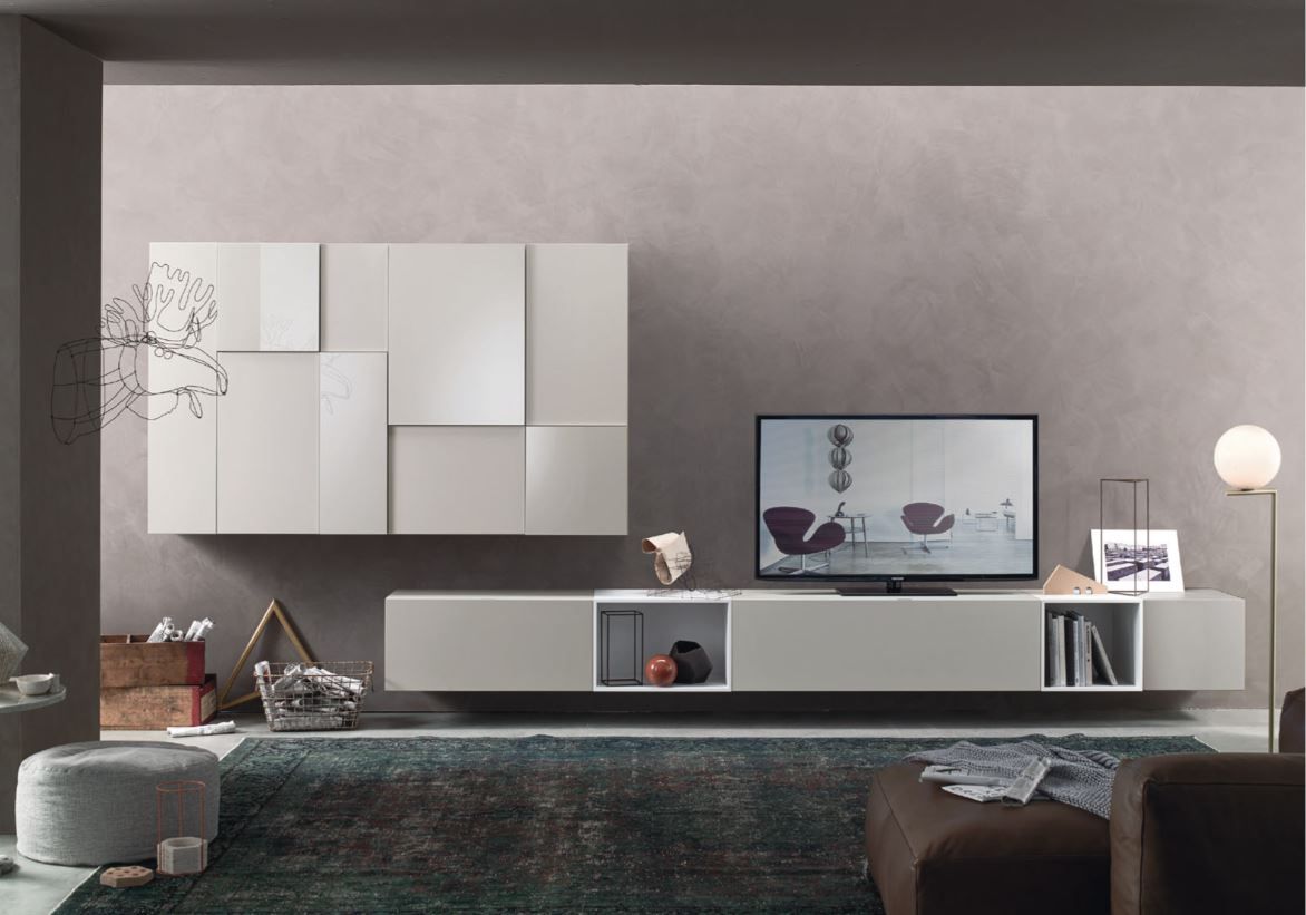 Un soggiorno con una tv a schermo piatto sul muro