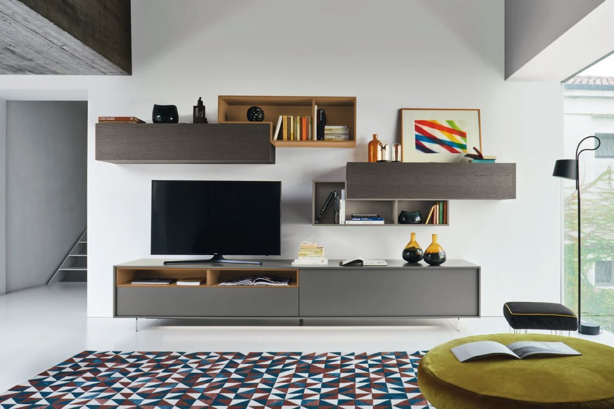 Un soggiorno con una TV a schermo piatto e un tappeto