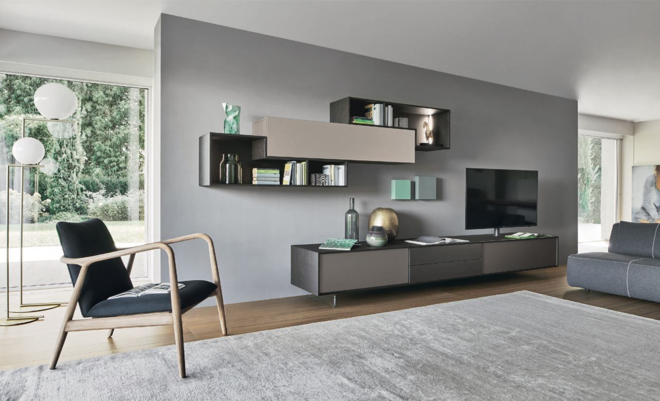 Un soggiorno con divano, sedia e televisione