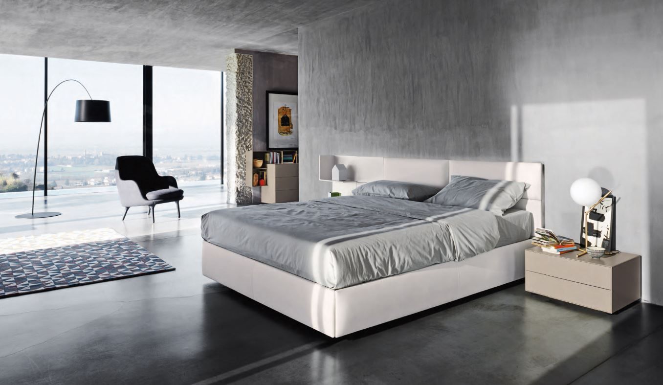 Una camera da letto con un letto grande e un comodino