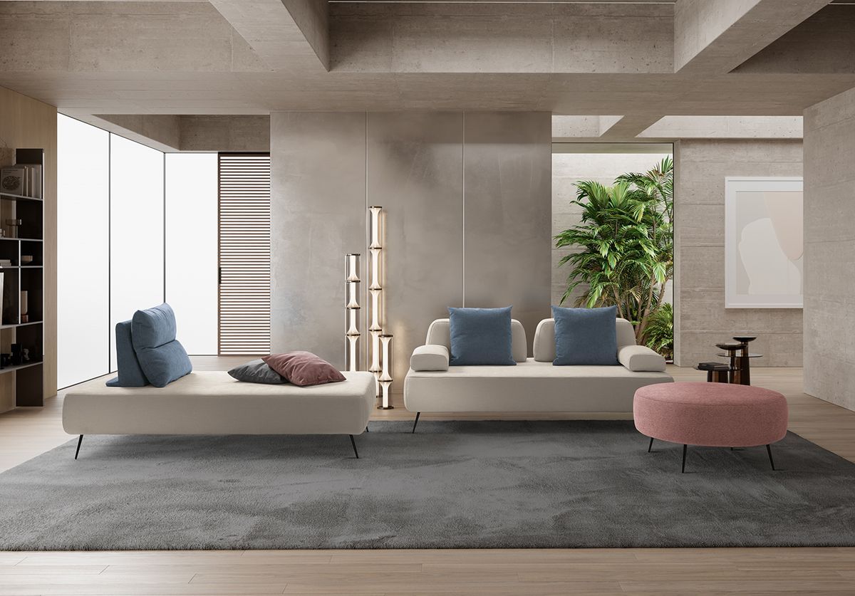 Un soggiorno con due divani e un pouf rosa