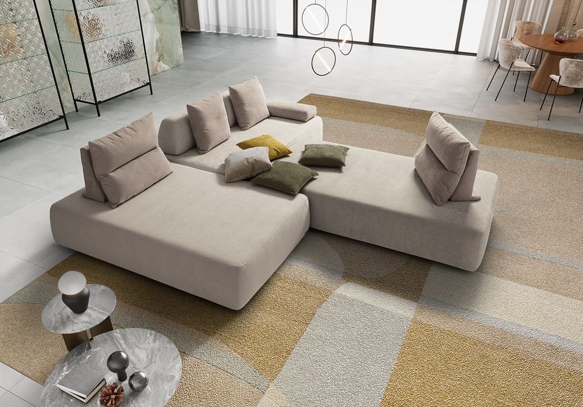 Un soggiorno con un grande divano componibile e un tappeto