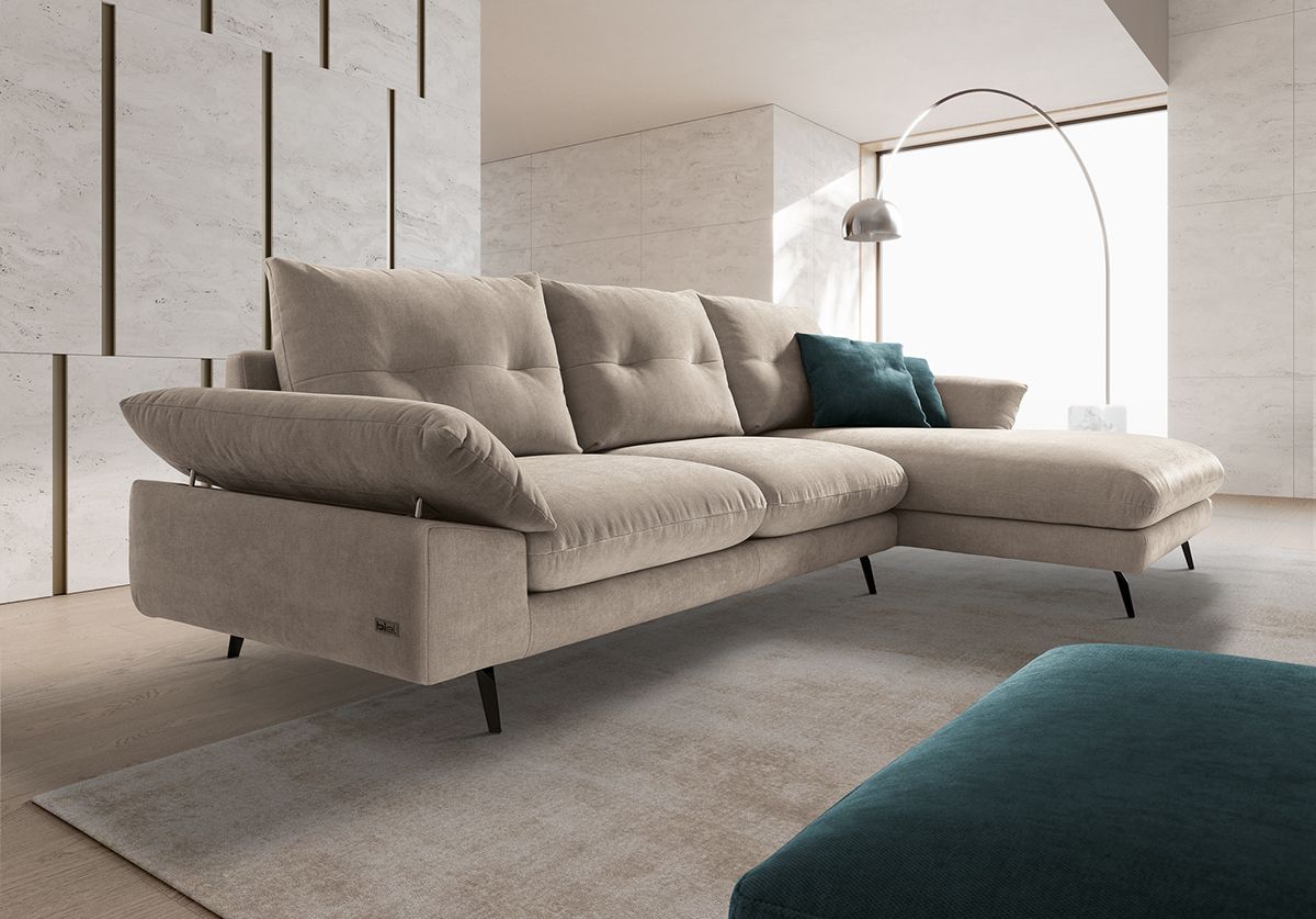 Un soggiorno con un grande divano componibile e un pouf blu.