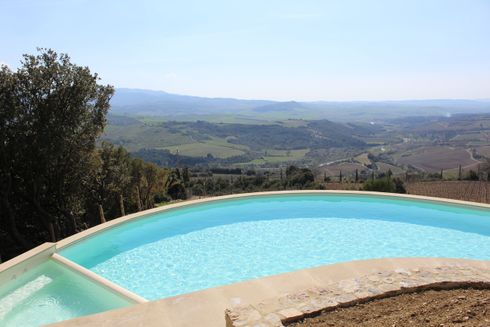 piscina a filo con sfondo campagne toscane