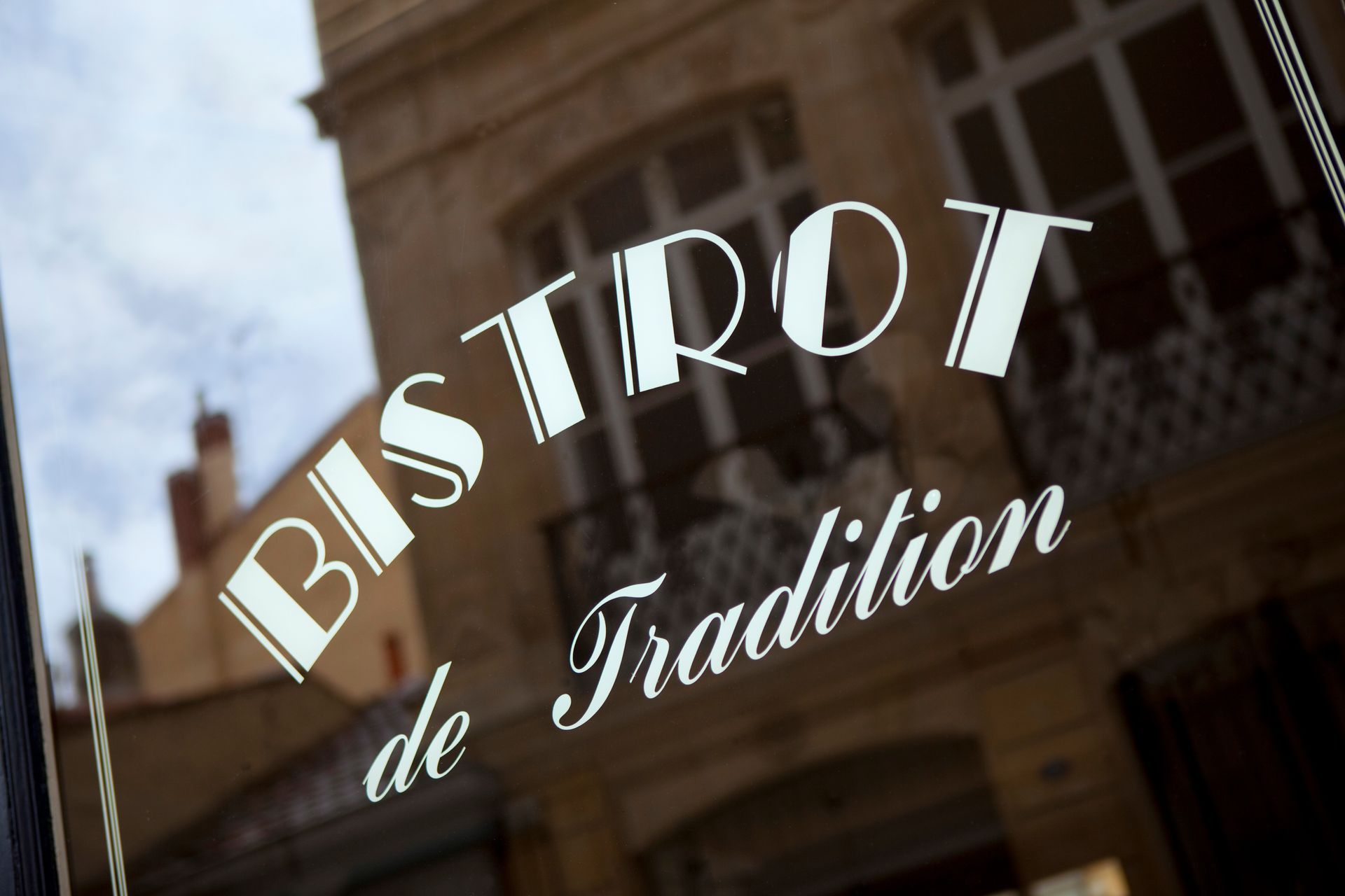 A sign that says bistrot de tradition on it