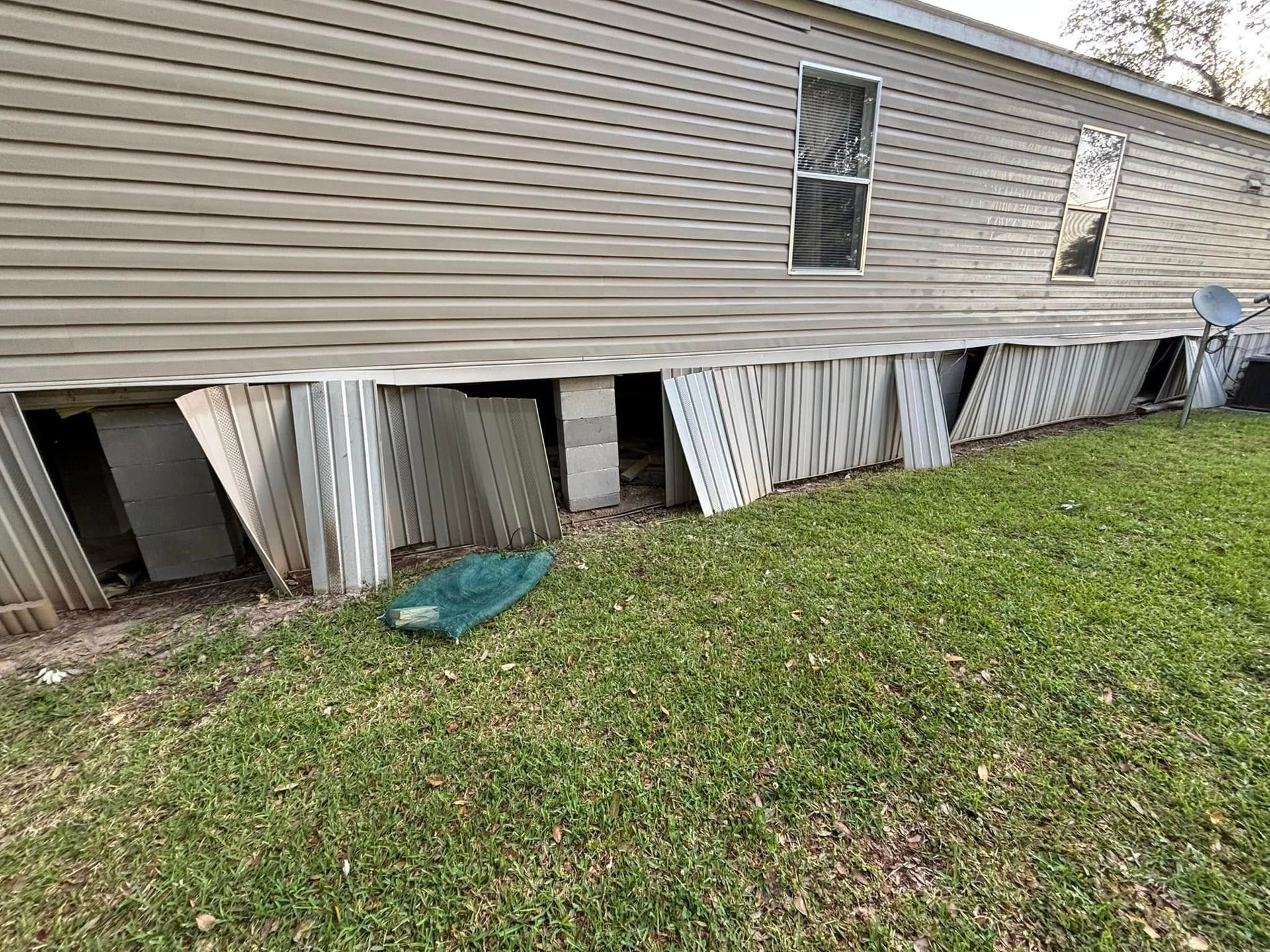 A mobile home is sitting on top of a lush green lawn.