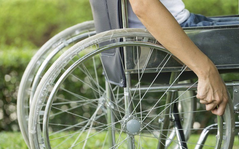ragazzino in carrozzina