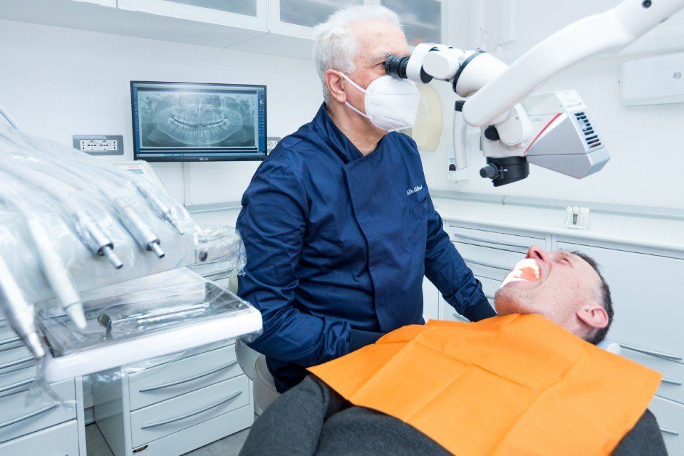 Microscopio endodontico