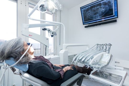 Paziente durante una visita dentistica