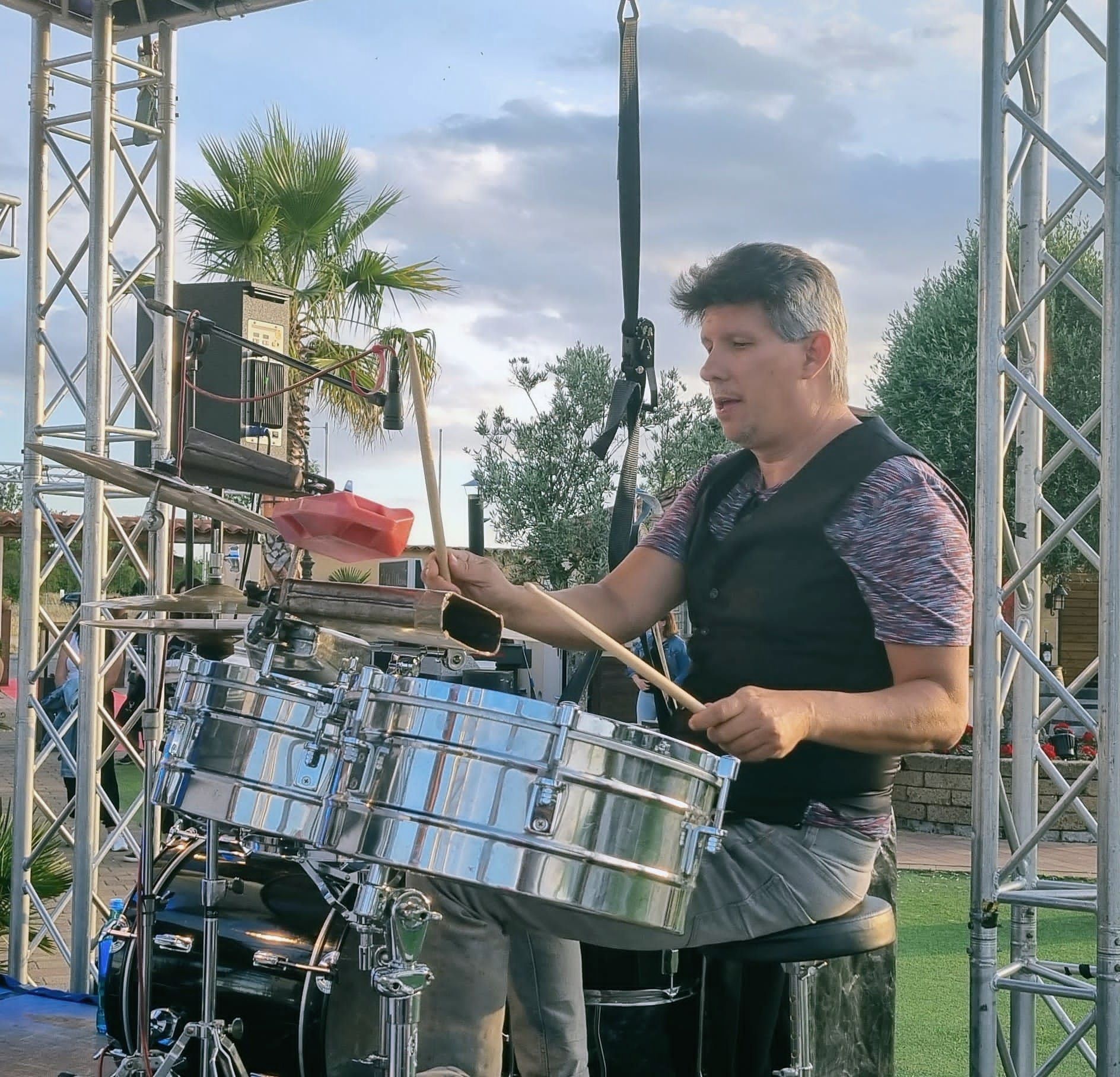 Ein Mann spielt Schlagzeug in einem Park