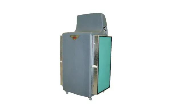 Une grande boîte grise avec une porte verte sur fond blanc.