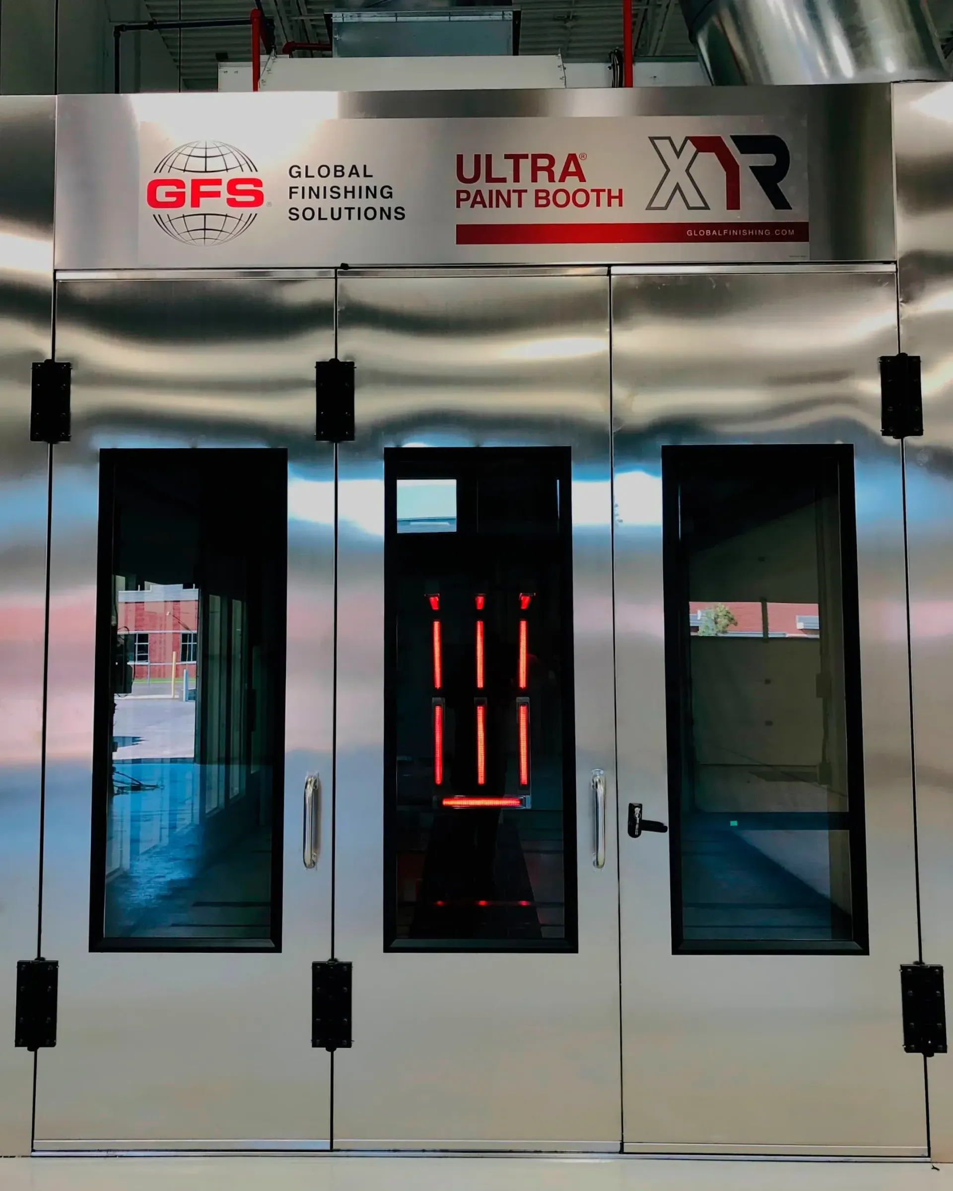 Une cabine de peinture en acier inoxydable avec un panneau indiquant ultra xtr