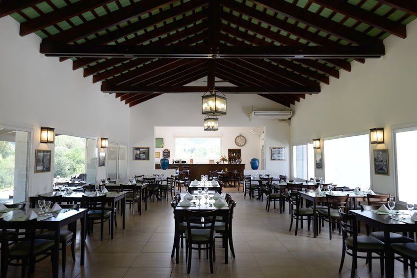 Un gran comedor con mesas y sillas y techo abovedado.