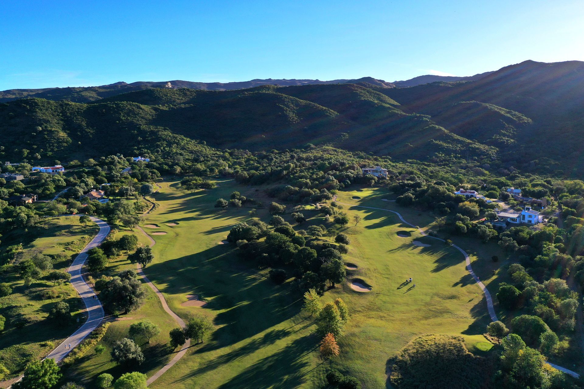Una familia juega al golf junta en un campo de golf.