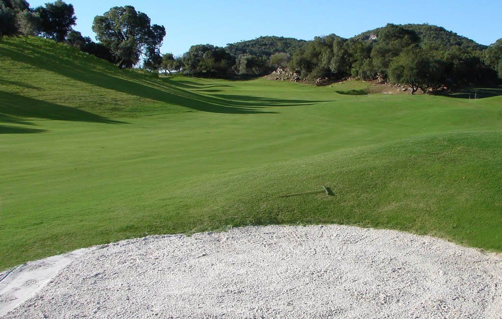 Un campo de golf con un bunker en medio