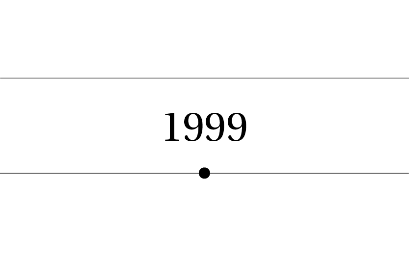 El año 1999 está escrito en negro sobre fondo blanco.